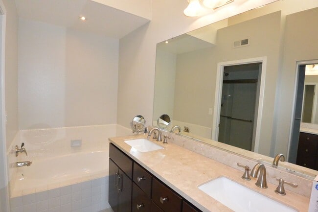 Building Photo - Beautiful Remodeled 2 Bed 2.5 Bath Condo in Pacific Ranch