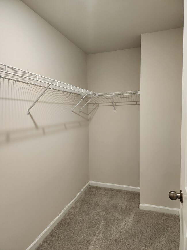 Building Photo - 818 Powder Br Dr