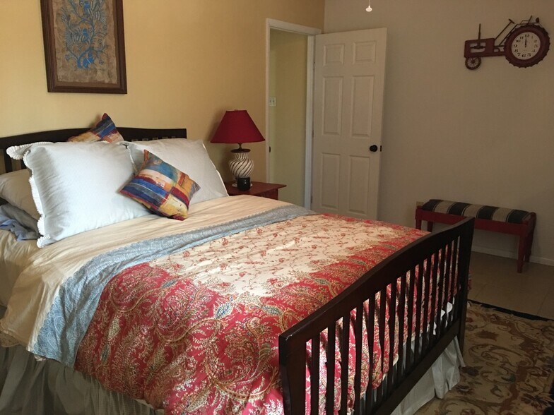 Bedroom Queen Bed - 2308 Cedros Cir