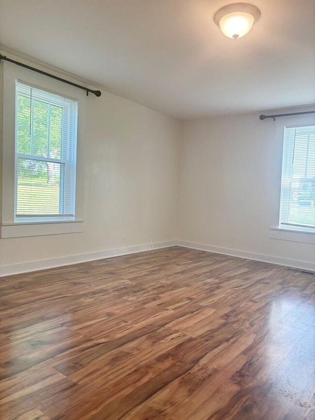 Building Photo - Maryville 37803 - 1 bedroom, 1 bath home  - Contact Jeremy Logan 865-307-2273