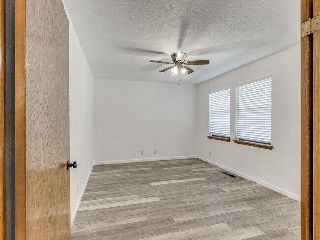 Building Photo - Beautiful 3bed/2bath Townhome Available in...