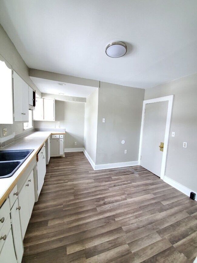 Building Photo - 460 Baird St