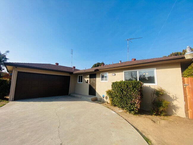 Building Photo - $1,895 Peach & Mckinley, 3 Bedroom - E. Ho...