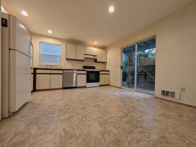 Kitchen - 515 NW Bright St