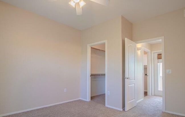 Building Photo - Gorgeous 2/2.5 condo for rent in Scottsdale.