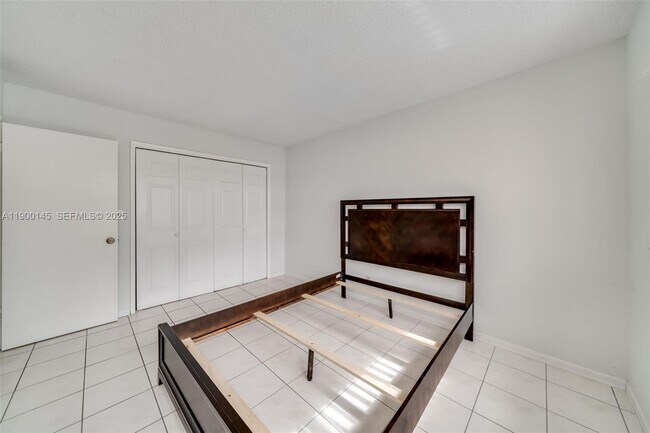 Building Photo - 950 Hillcrest Dr