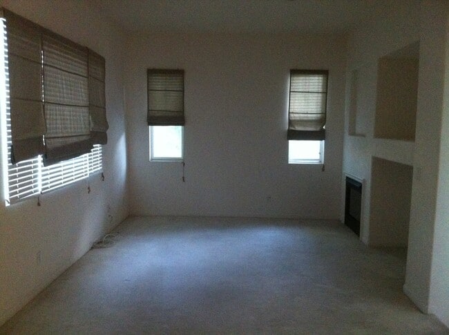 Building Photo - End unit ownhouse with garage walking dist...