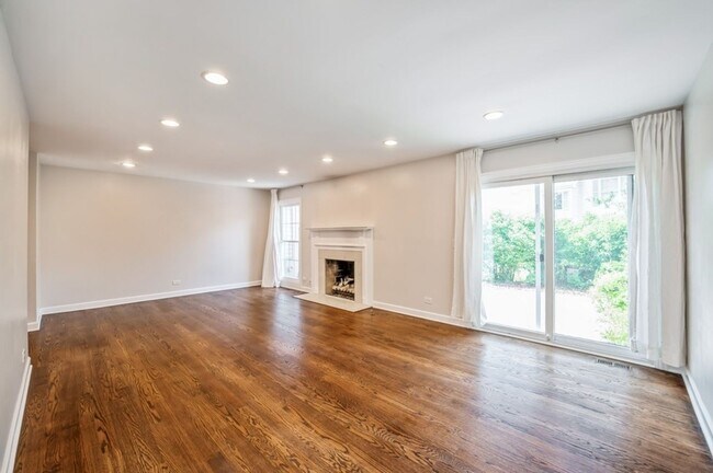 Building Photo - Gorgeous & Spacious Lincolshire Townhouse ...