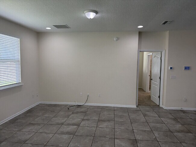 Building Photo - For Rent- Beautiful Home with 4 Bed, 2.5 Bath, PLUS a loft in Northside Jacksonville!