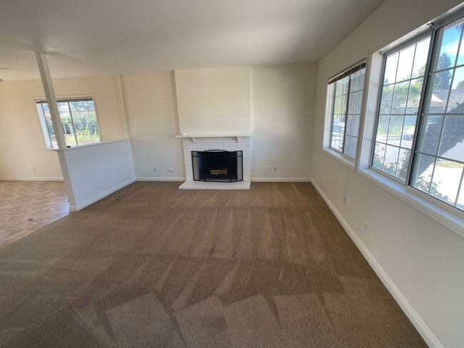 Building Photo - Camarillo 4 Bed 2 Bath Single Story Home on Corner Lot