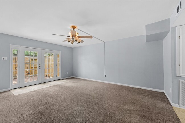 Building Photo - Bright & Updated 2-Bedroom Townhouse in Qu...