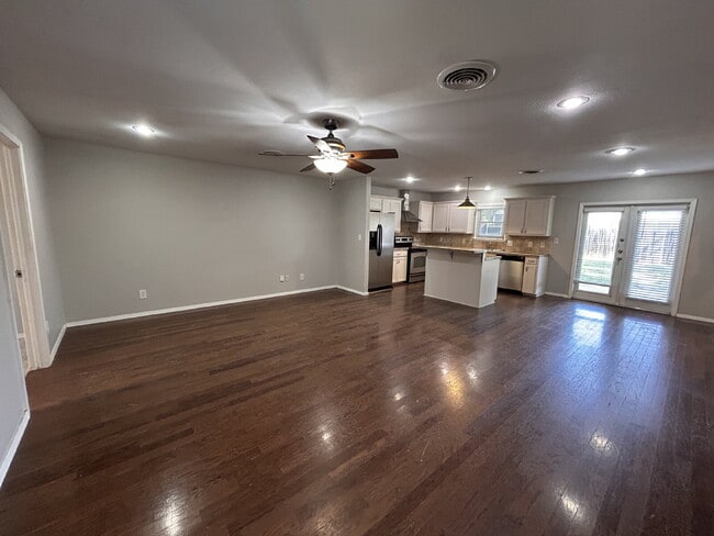 Building Photo - Beautiful, Spacious 4 Bedroom Close to Texas Tech.