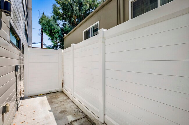 Building Photo - 10839 Kling St