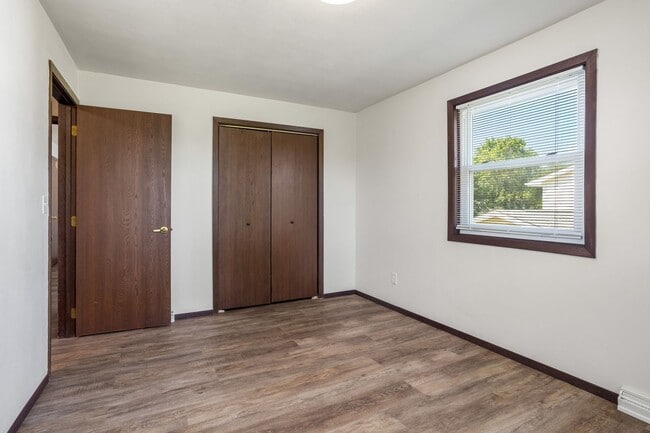 Building Photo - 1352 W Hiawatha Dr