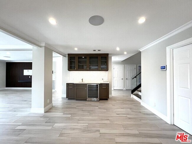 Building Photo - 10758 Cozycroft Ave