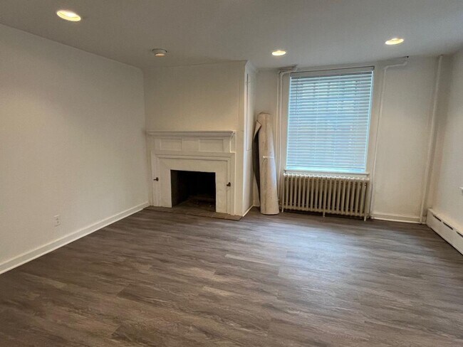Building Photo - 2 bedroom, 1.5 bath with laundry in unit