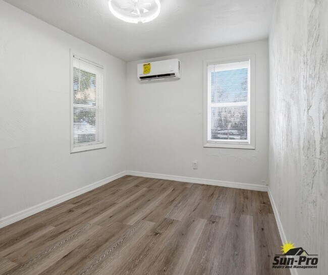 Building Photo - 215 Live Oak Ave