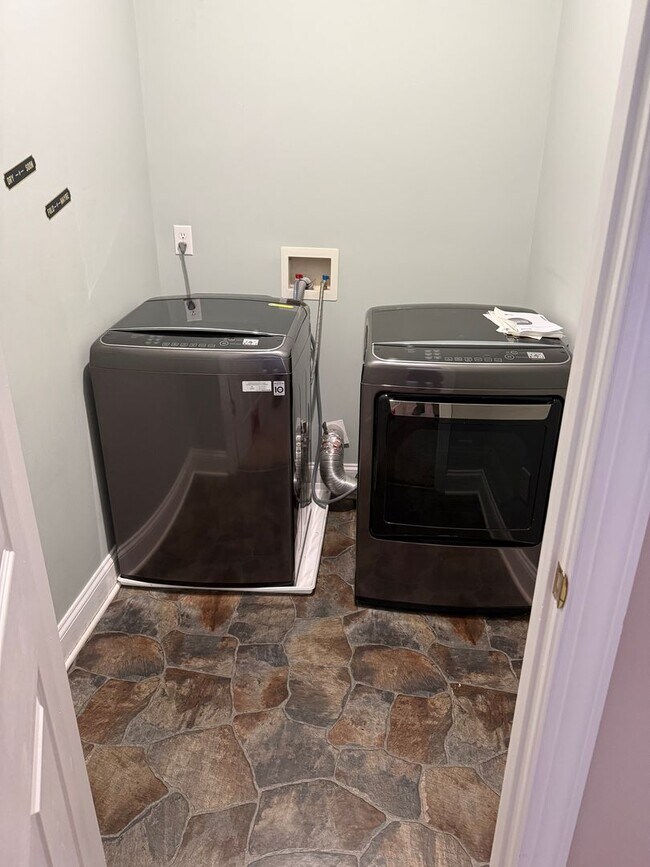 Building Photo - Large 4 Bedroom Home in Glen Allen