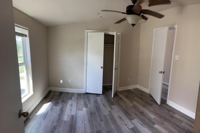 Building Photo - 802 Garrett Ave