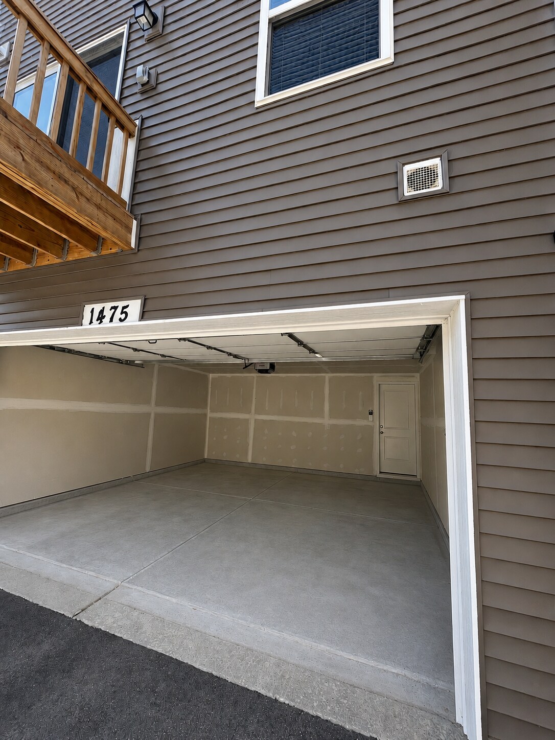Building Photo - 1475 Yosemite Way