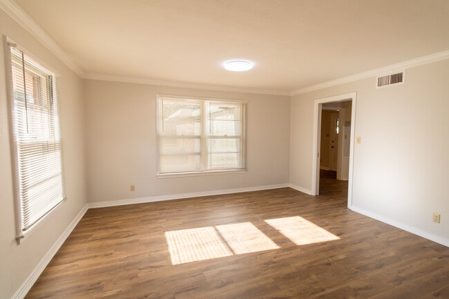 Building Photo - 2400 Hampstead Ln