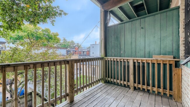 Building Photo - 4053 N Greenview Ave