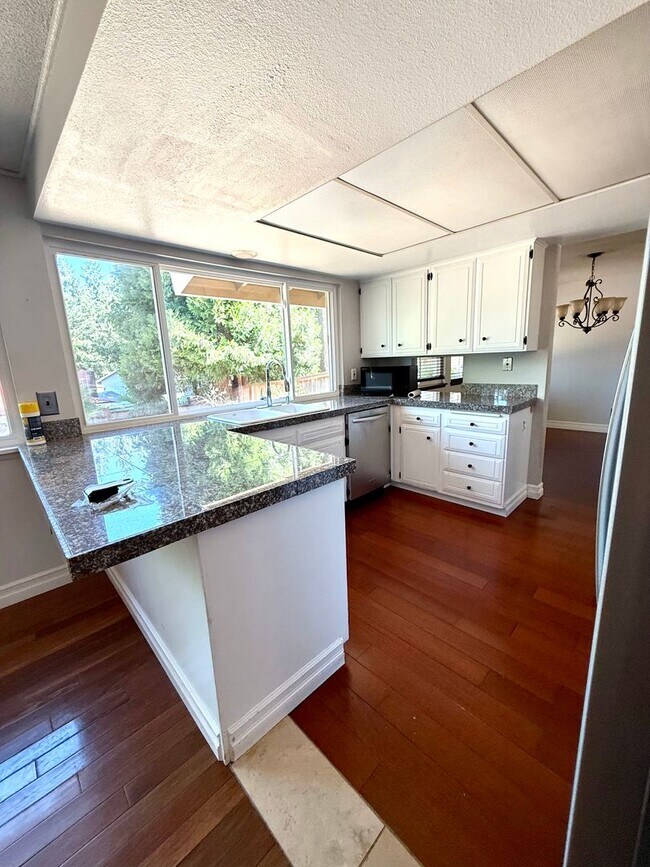 Building Photo - Live Comfortably in Federal Way – 4-Bedroo...