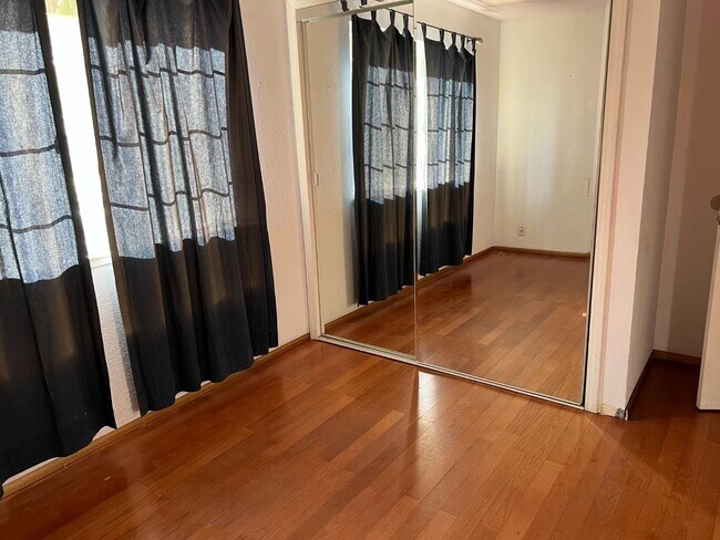 Building Photo - 1647 Lakehills Dr