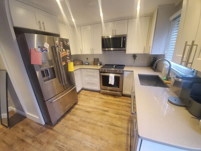 Building Photo - Stunning 2 Bd 2 Bath Townhouse in Wakefield w 2 parking spaces