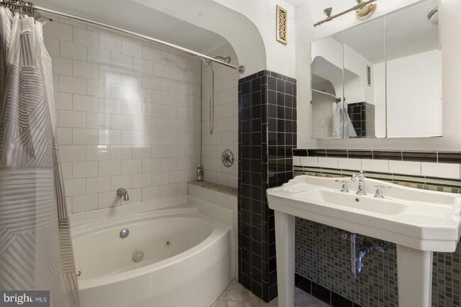 Building Photo - 2053 Christian St