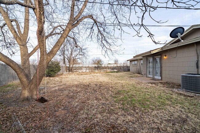Building Photo - Vintage 3 Bedroom Home w/ Large Backyard