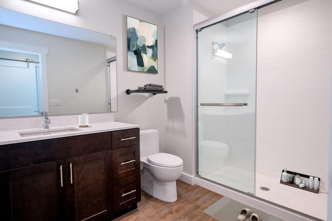 Building Photo - 1 Bed/ 1 Ba + Den + Top Floor Corner