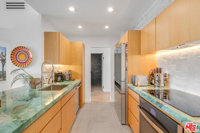 Building Photo - 7135 Hollywood Blvd