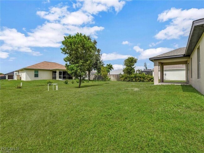 Building Photo - 1700 NE 5th Pl