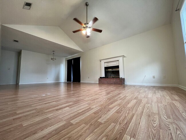 Building Photo - AVAILABLE EARLY APRIL 2026! (No Pets)