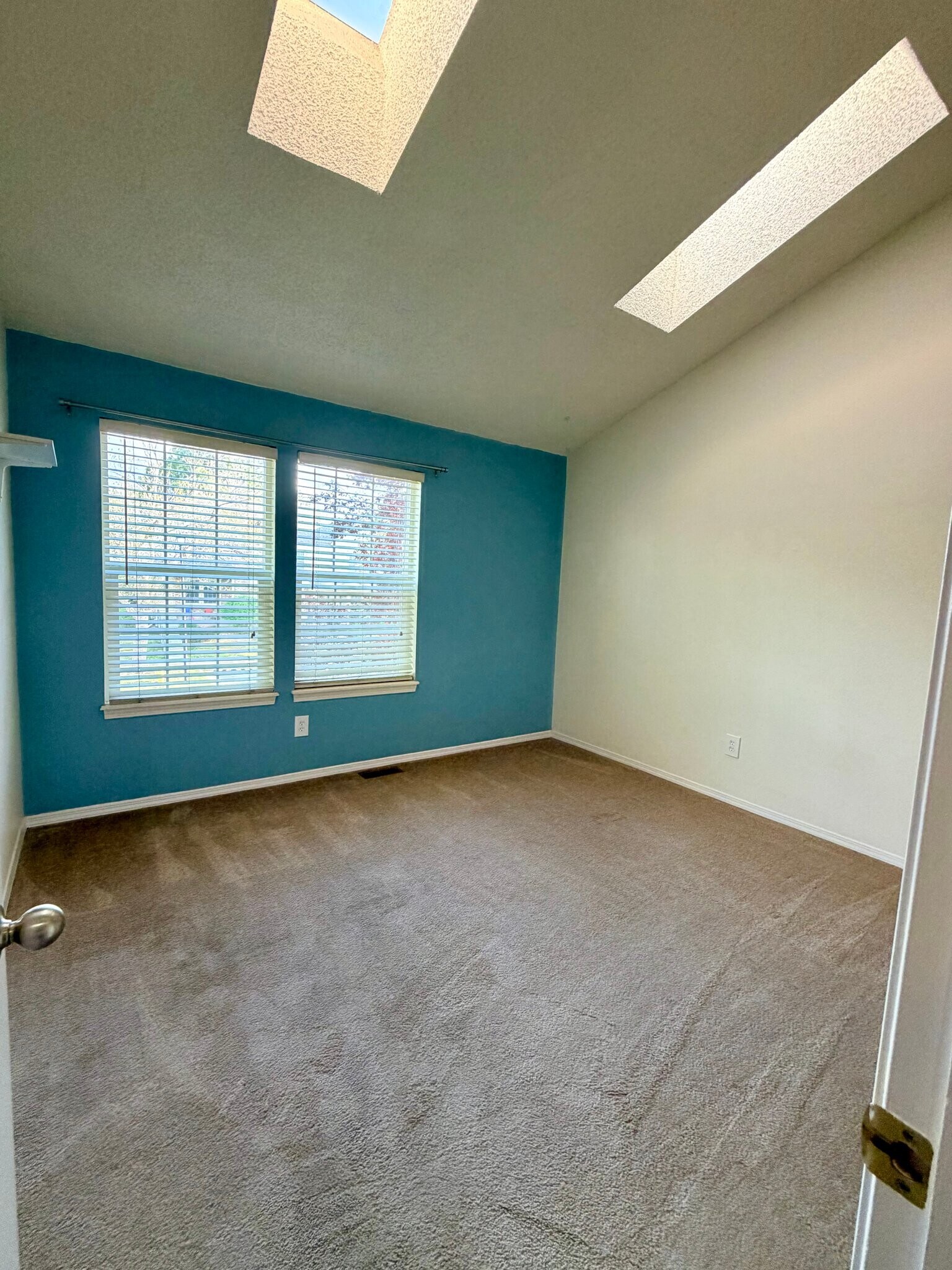 Building Photo - 1192 S Zeno Way