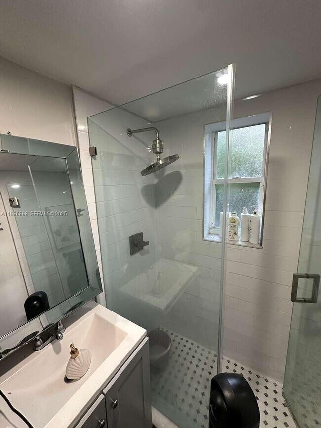 Building Photo - 10070 E Bay Harbor Dr