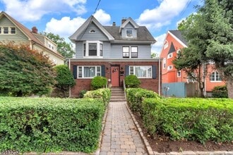 Building Photo - 558 Argyle Ave
