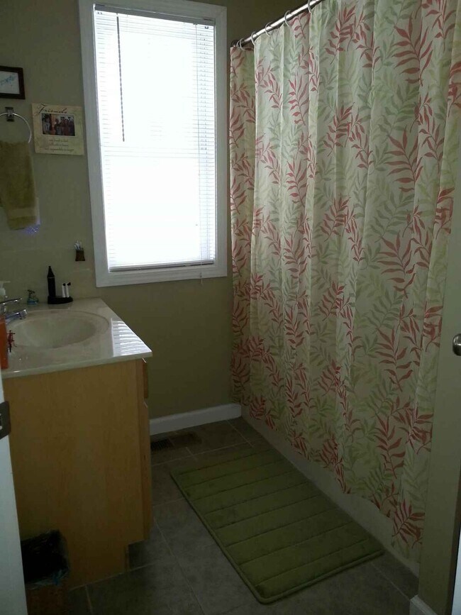 Building Photo - 3 BEDROOM TOWNHOUSE Available July 2026!  ...