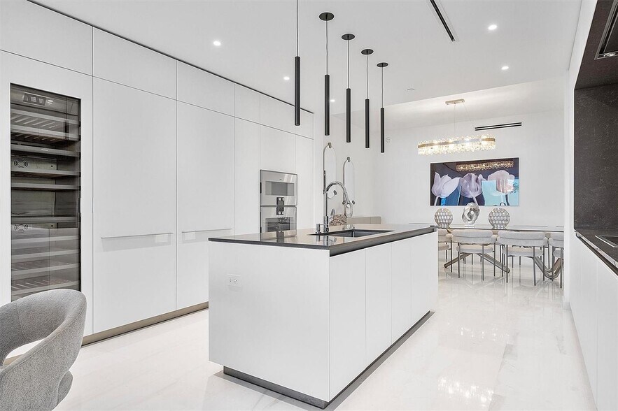Building Photo - 300 Biscayne Boulevard Way