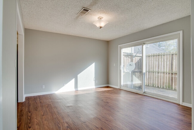 Building Photo - Amazing and spacious 3/2.5 Hermitage Townhouse with fireplace & patio!!! Pets ok!