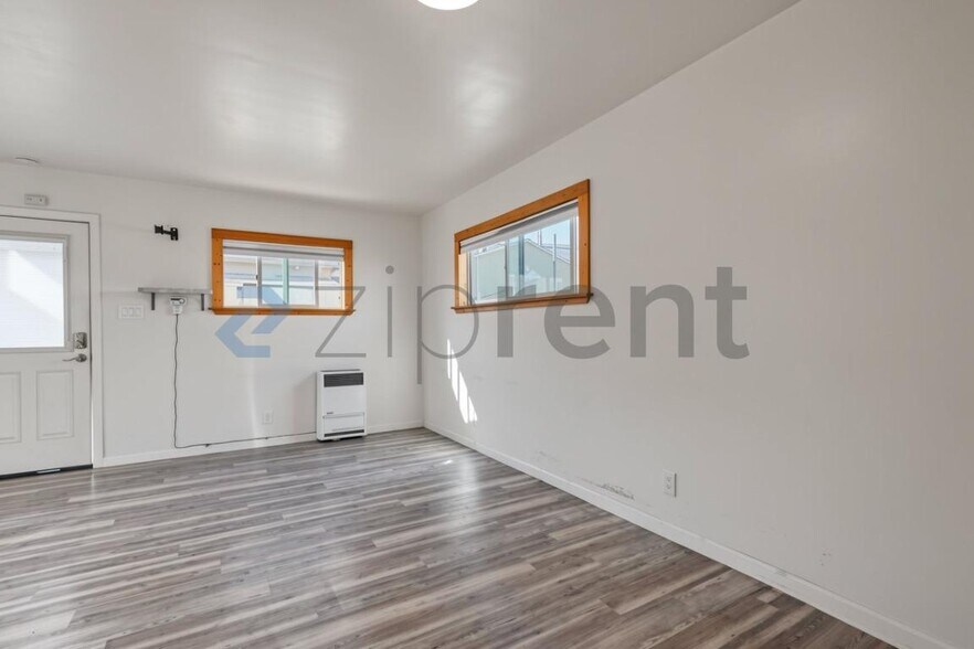 Building Photo - Unit B
