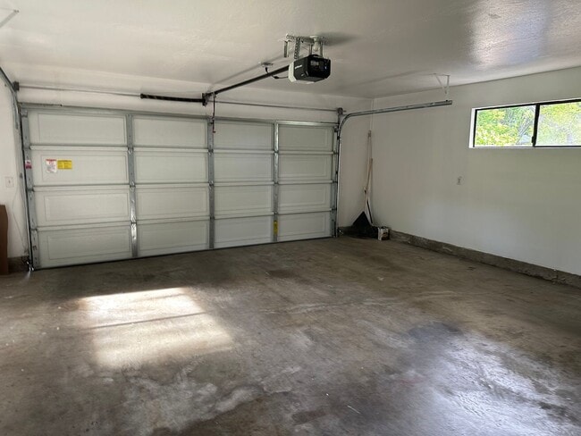 Building Photo - Beautifully maintained home in a peaceful setting