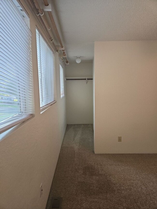 Building Photo - PRELEASING NOW: Large 6 bed/2 bath home!