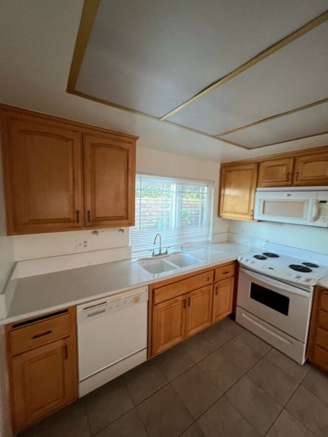 Building Photo - Beautiful 4 Bd Townhouse