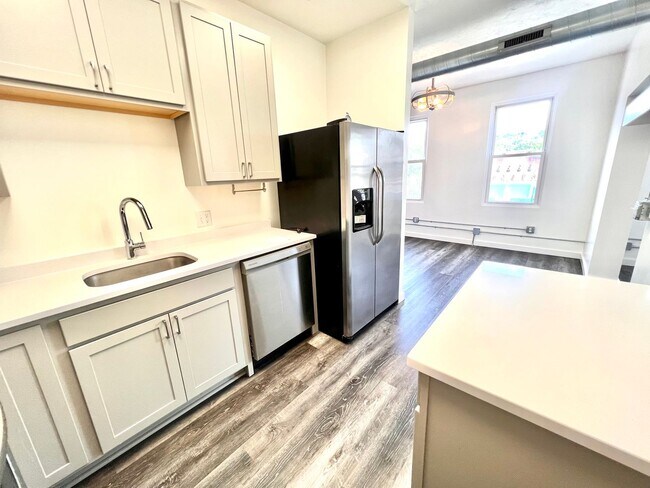 Building Photo - Beaver - Luxury 2 Bedroom, 1 Bathroom, located in downtown shopping district.