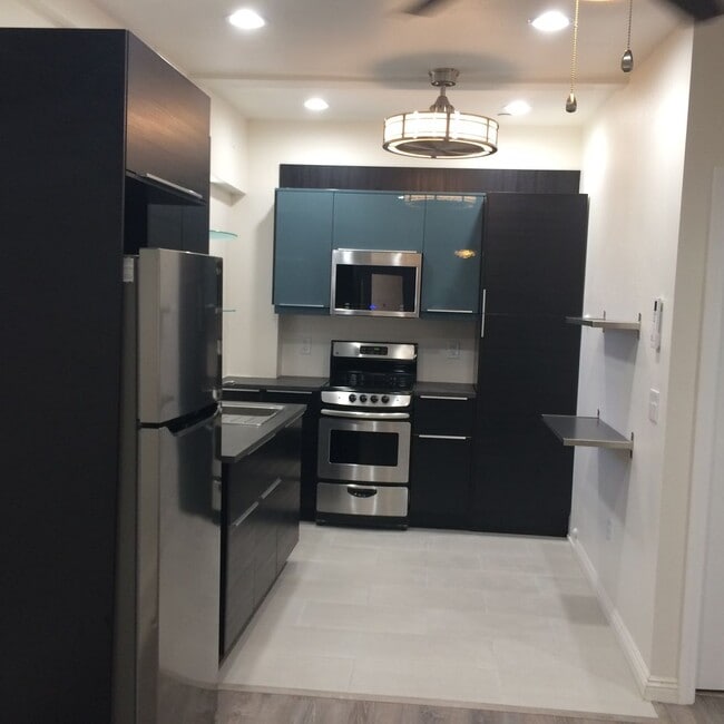 Building Photo - Updated centrally located 2 bedroom 1 bath