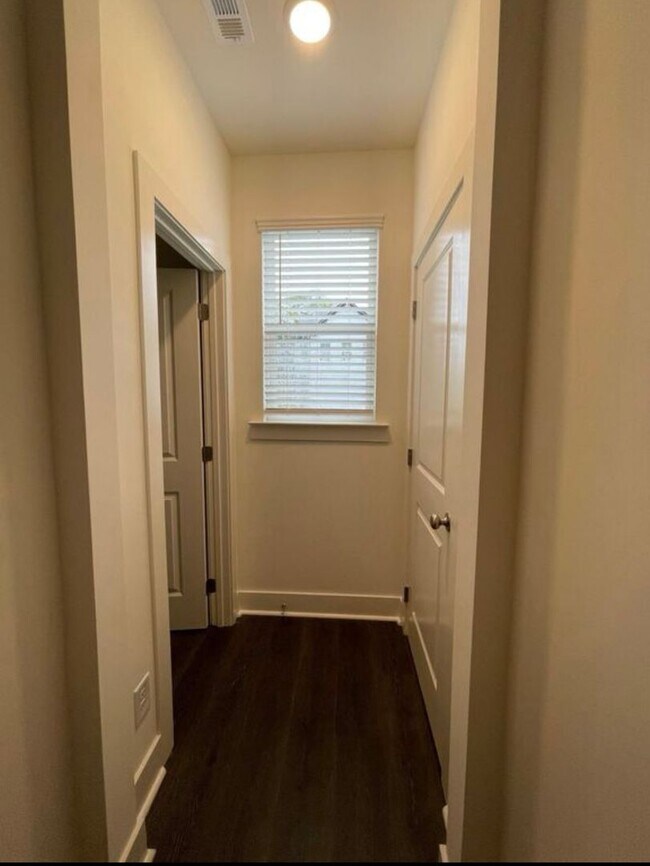 Building Photo - Beautiful end unit townhouse in the Townes...