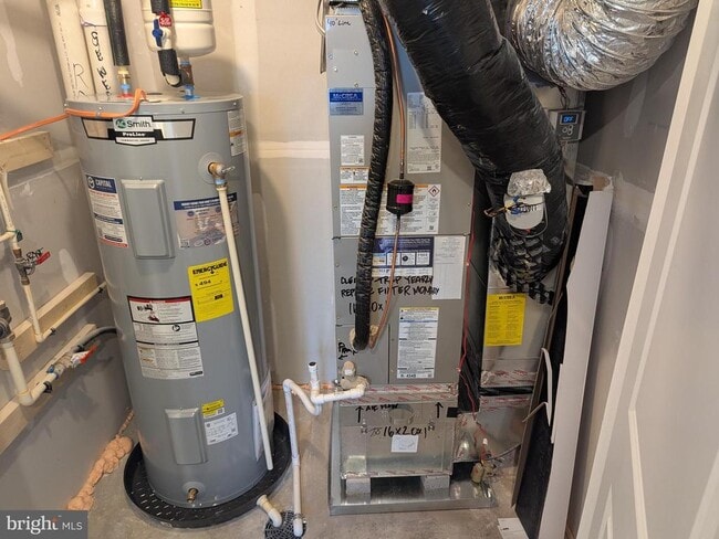 Building Photo - 11 Short Br Dr