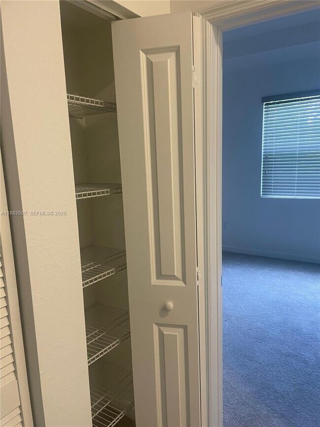 Building Photo - 204 SE 10th St